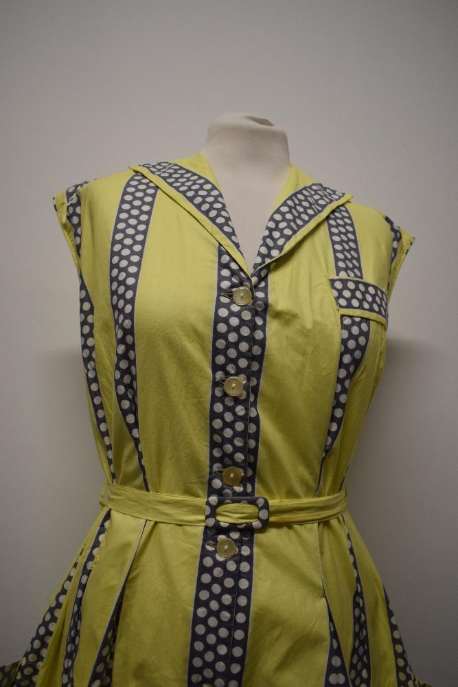 A rather fun 1950s cotton day dress, in medium weight cotton, having bands of grey with white - Image 3 of 8