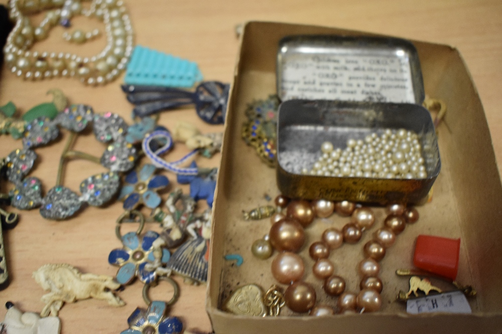 A mixed lot of vintage and antique jewellery, including charm bracelet and mid century novelty - Image 5 of 5