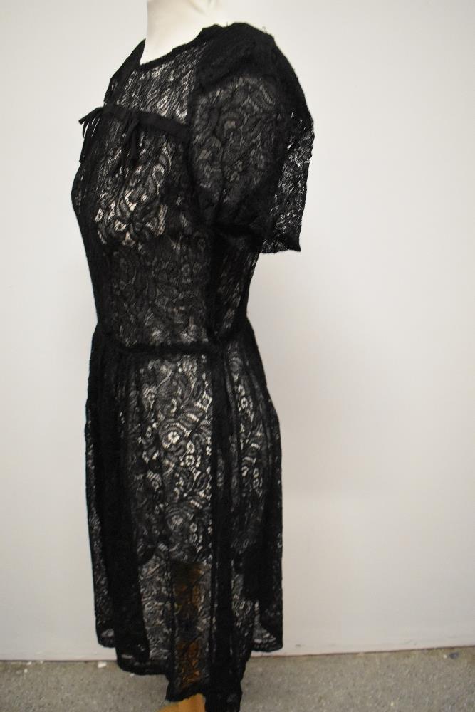 An early 1940s sheer black lace day dress, having bow detail to bust, side press stud fastening - Image 6 of 7