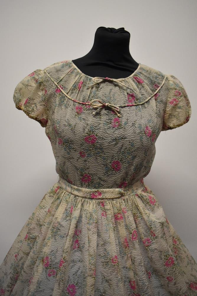 A Late 1940s semi sheer seersucker day dress, having delicate floral sprig pattern, scoop neckline - Image 2 of 10