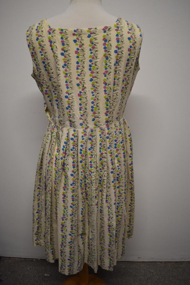 A 1950s medium weight floral cotton day dress having pleated skirt, button front and side press stud - Image 4 of 7