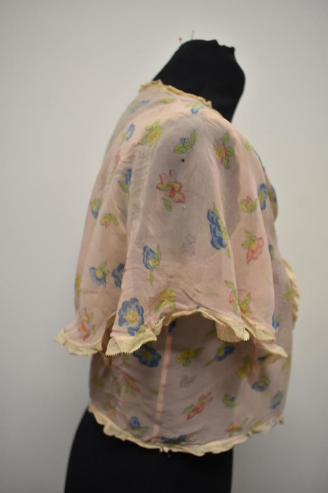 Two beautiful 1930s bed jackets, to include floral floaty sheer crepe with lace, and acid yellow - Image 4 of 12