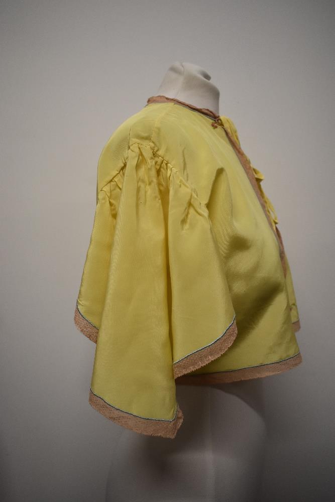 Two beautiful 1930s bed jackets, to include floral floaty sheer crepe with lace, and acid yellow - Image 10 of 12