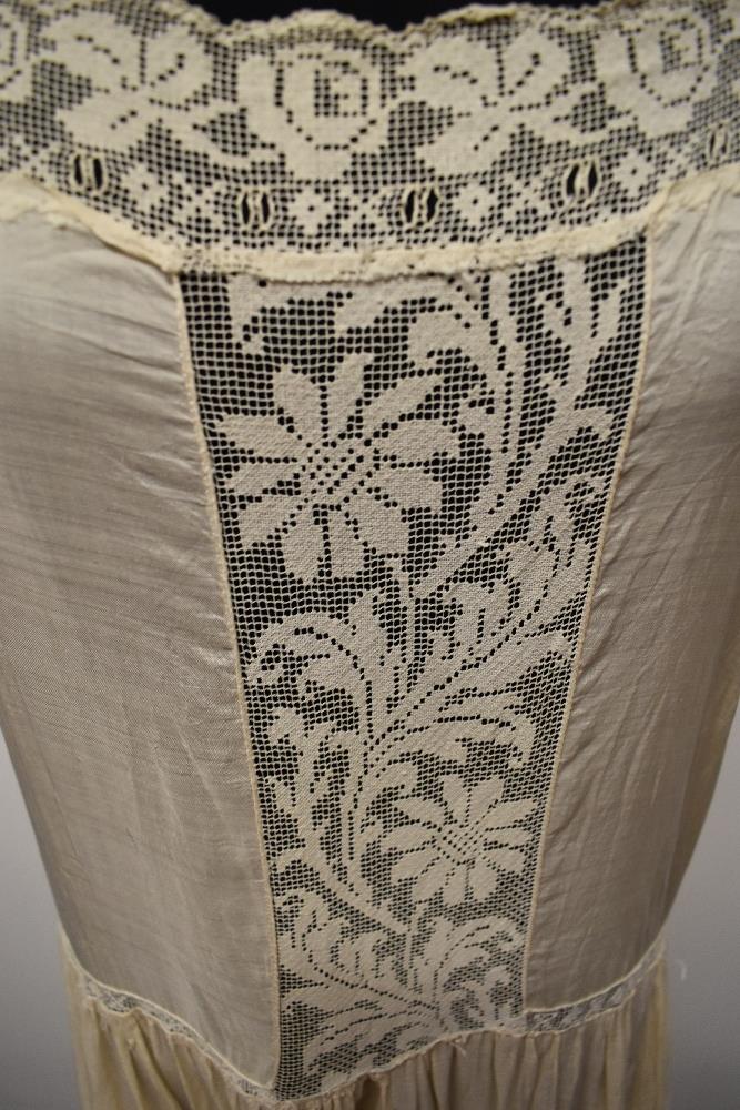 A beautiful 1920s fine cream silk and lace petticoat, small to medium size. - Image 10 of 10