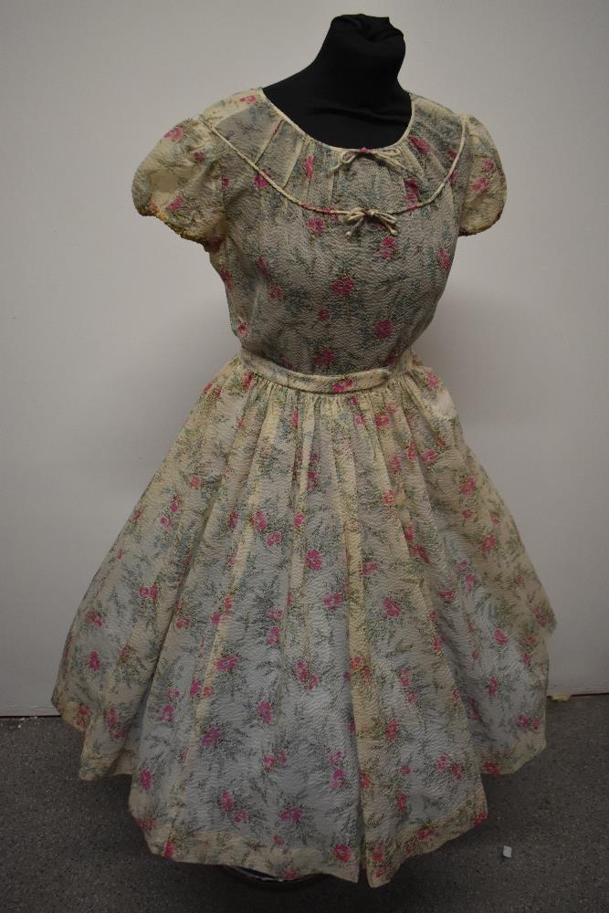 A Late 1940s semi sheer seersucker day dress, having delicate floral sprig pattern, scoop neckline - Image 4 of 10