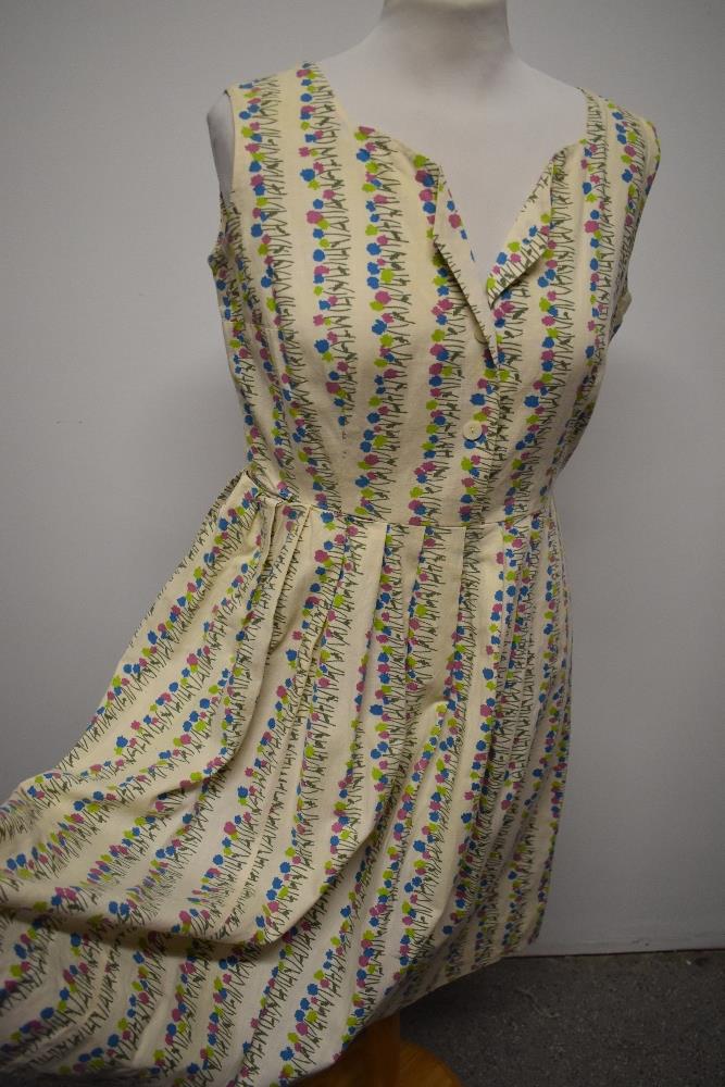 A 1950s medium weight floral cotton day dress having pleated skirt, button front and side press stud - Image 7 of 7
