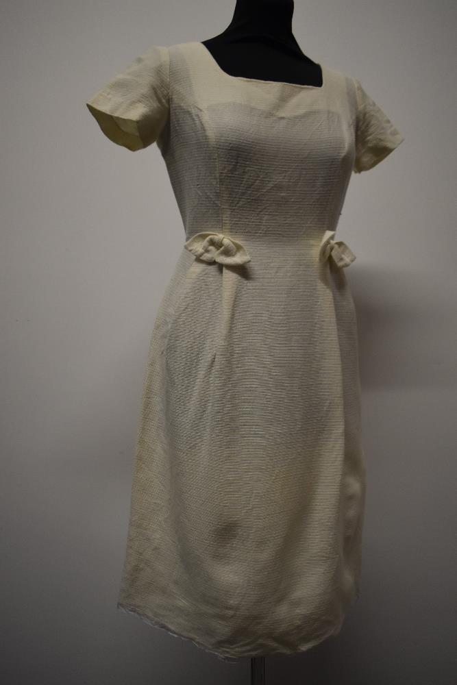 A late 1950s cream textured wiggle dress (wool blend or similar) having scoop neckline bows to hip - Image 2 of 8