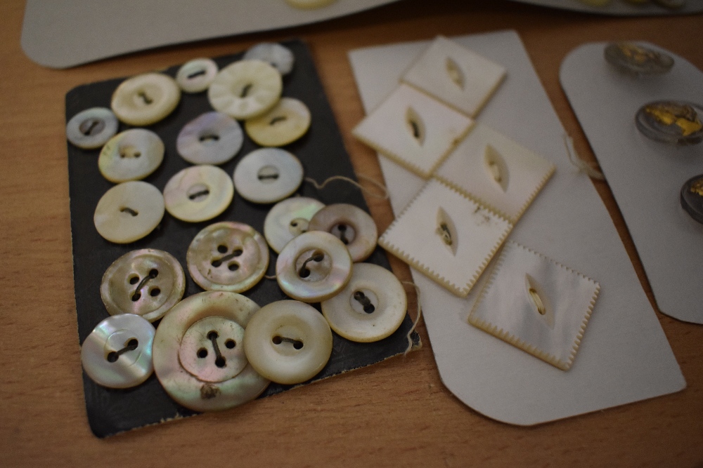 A small collection of vintage and antique buttons including mother of pearl and iridescent glass, - Image 3 of 5