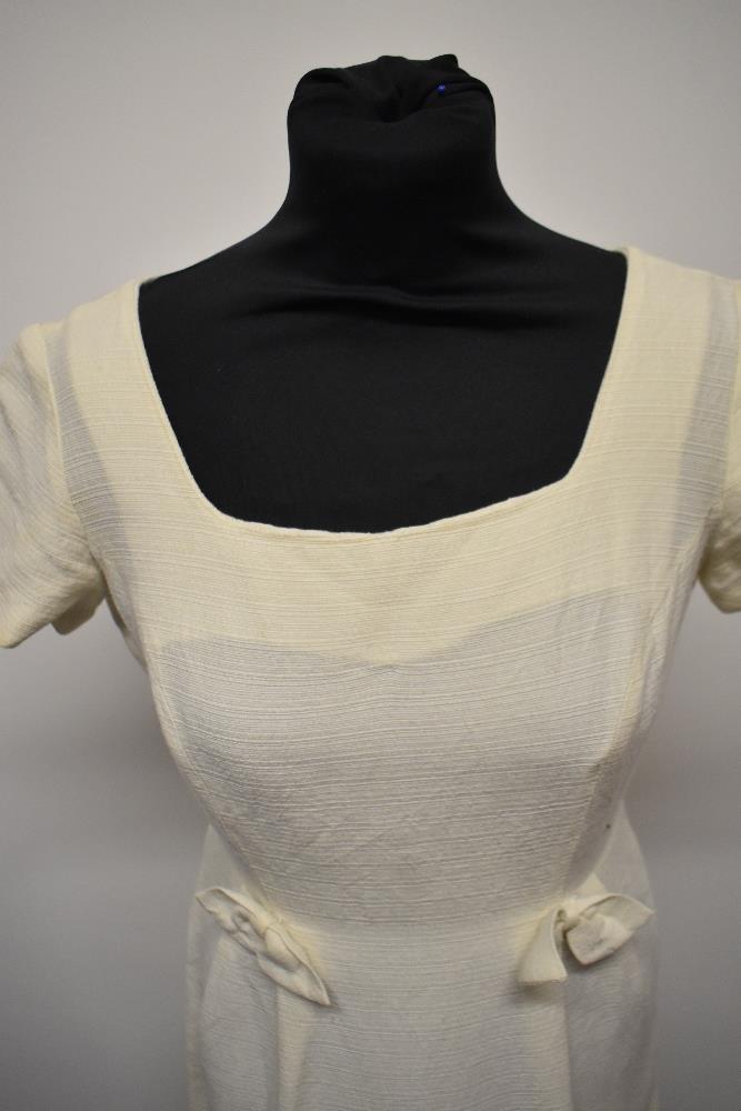 A late 1950s cream textured wiggle dress (wool blend or similar) having scoop neckline bows to hip - Image 8 of 8