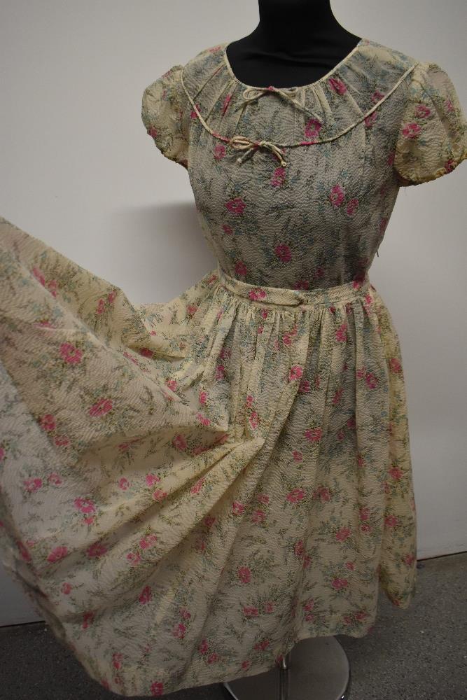 A Late 1940s semi sheer seersucker day dress, having delicate floral sprig pattern, scoop neckline - Image 10 of 10