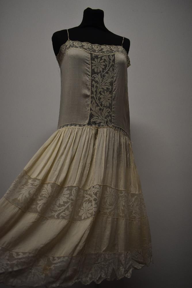 A beautiful 1920s fine cream silk and lace petticoat, small to medium size. - Image 9 of 10