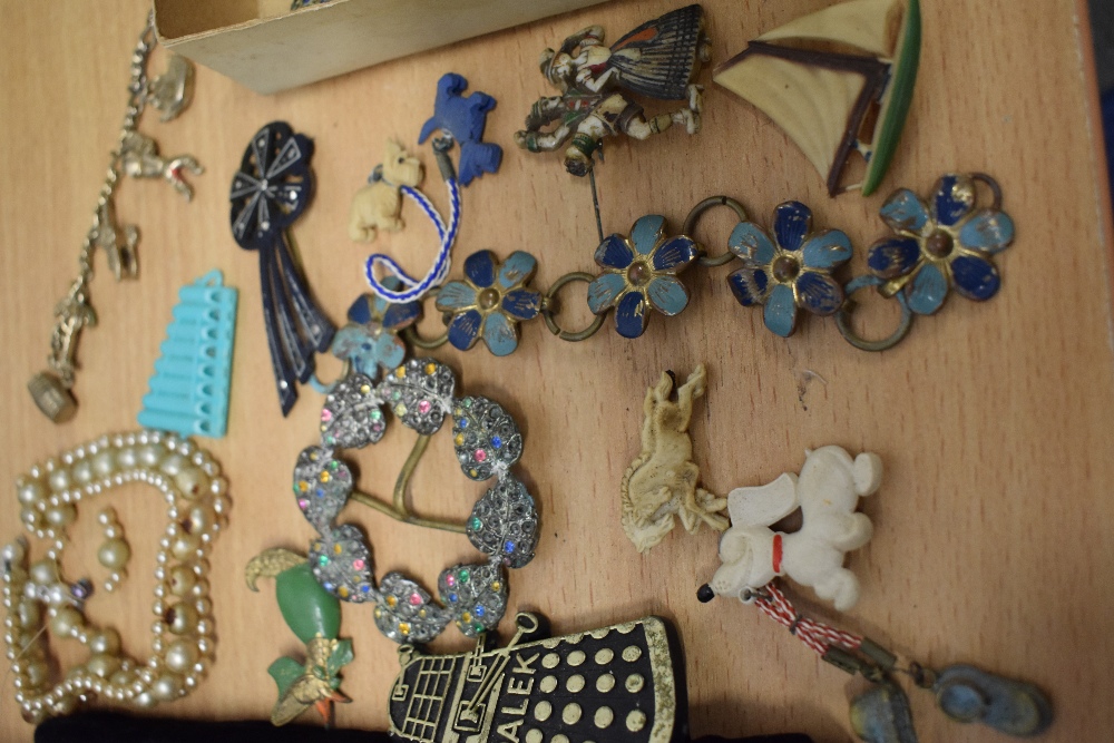 A mixed lot of vintage and antique jewellery, including charm bracelet and mid century novelty - Image 3 of 5