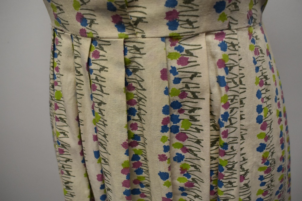 A 1950s medium weight floral cotton day dress having pleated skirt, button front and side press stud - Image 3 of 7