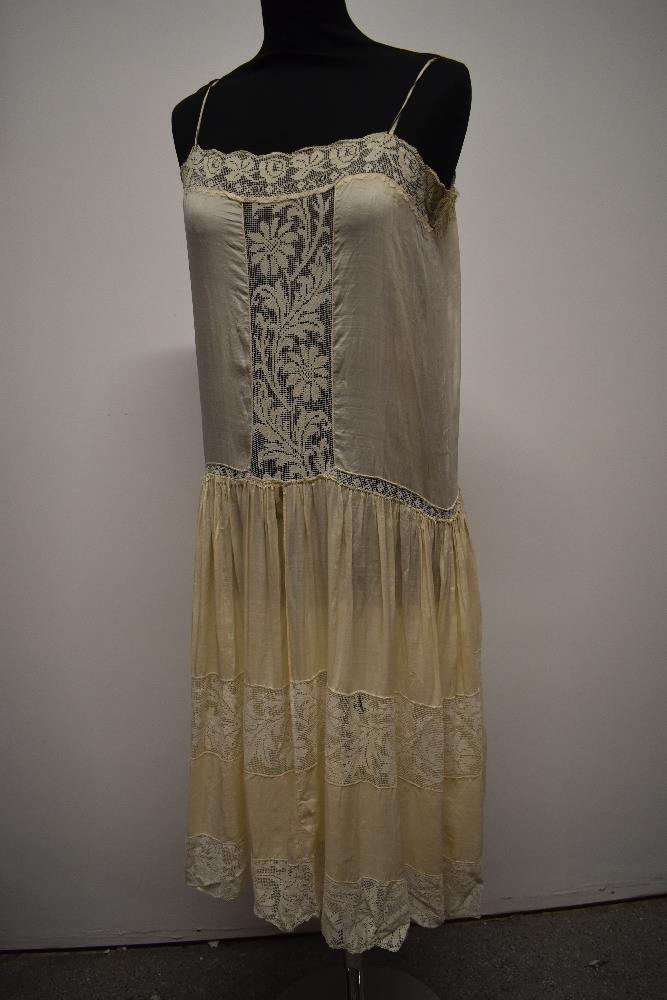 A beautiful 1920s fine cream silk and lace petticoat, small to medium size.