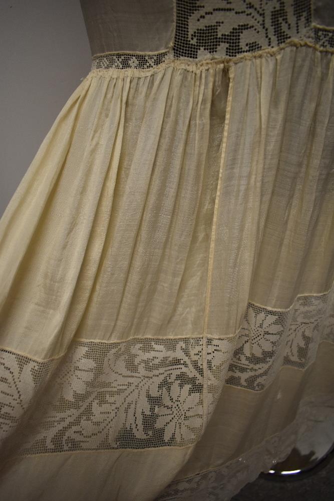 A beautiful 1920s fine cream silk and lace petticoat, small to medium size. - Image 4 of 10