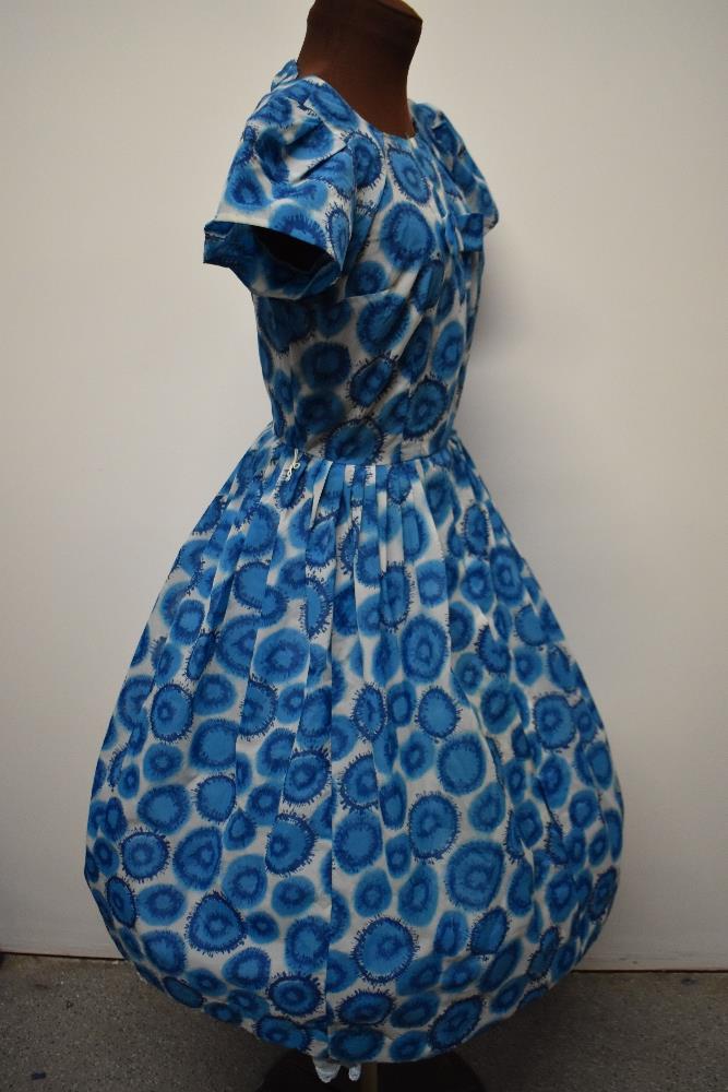 A blue 1950s day dress, having side metal zip, fairly full pleated skirt and bow detail to - Image 5 of 7