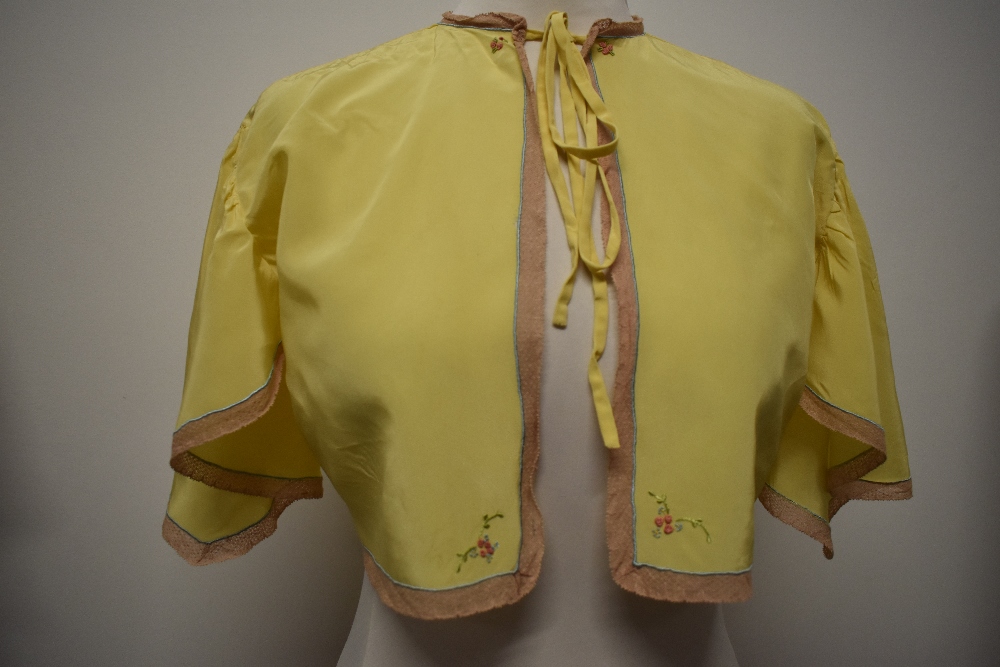 Two beautiful 1930s bed jackets, to include floral floaty sheer crepe with lace, and acid yellow - Image 7 of 12