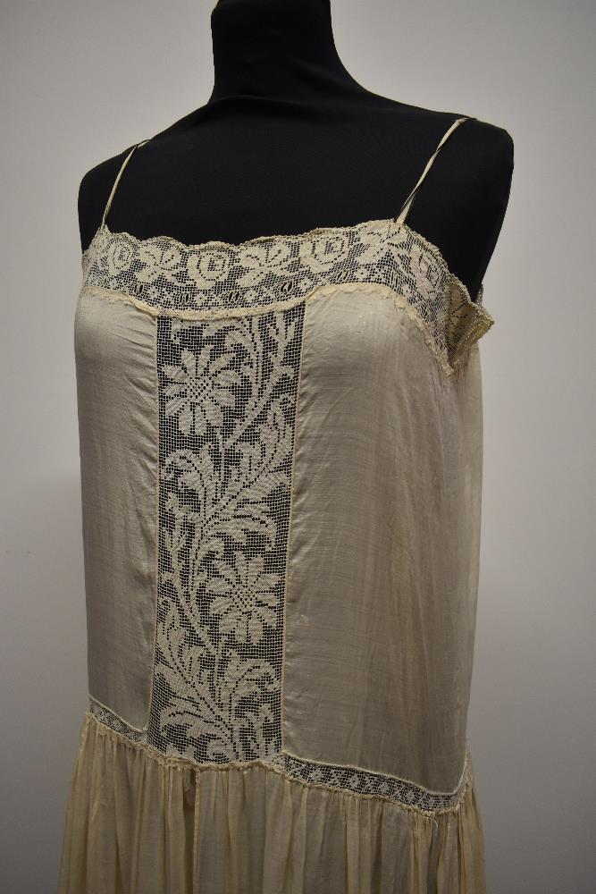 A beautiful 1920s fine cream silk and lace petticoat, small to medium size. - Image 2 of 10