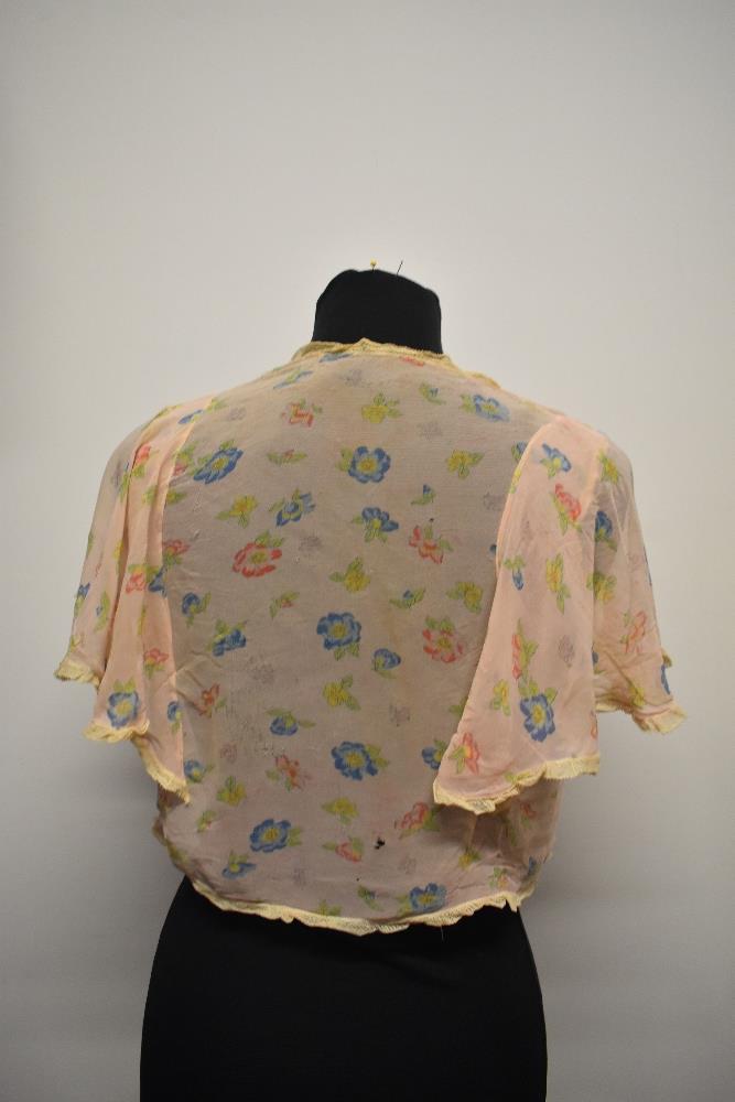 Two beautiful 1930s bed jackets, to include floral floaty sheer crepe with lace, and acid yellow - Image 5 of 12