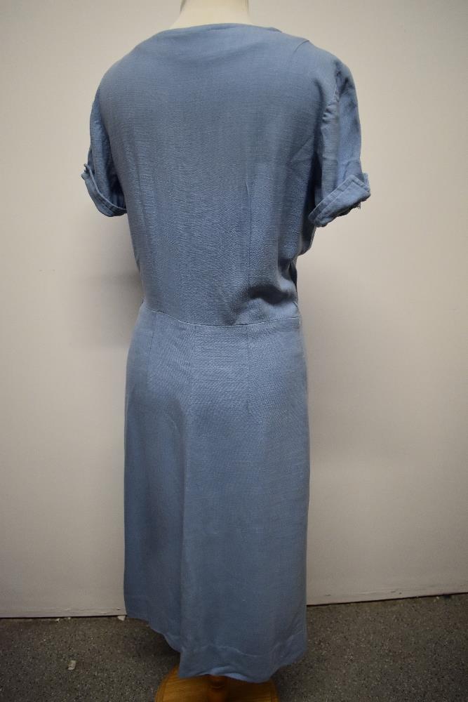 A simple, yet highly effective 1940s blue linen day dress, having side metal zip and button front - Image 4 of 5