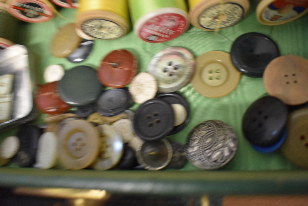 A vintage green case, containing an assortment of thread, buttons, needles, crotchet hooks etc. - Image 4 of 5