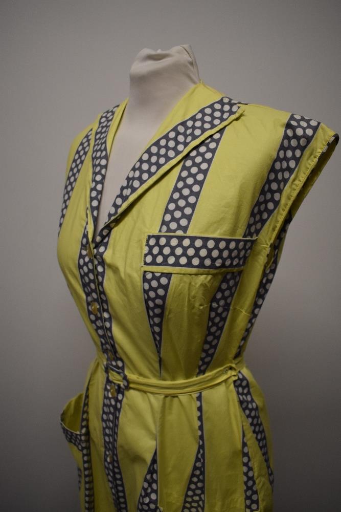 A rather fun 1950s cotton day dress, in medium weight cotton, having bands of grey with white - Image 5 of 8