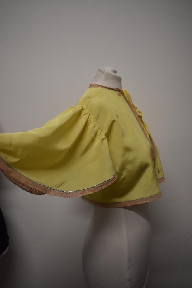 Two beautiful 1930s bed jackets, to include floral floaty sheer crepe with lace, and acid yellow - Image 11 of 12