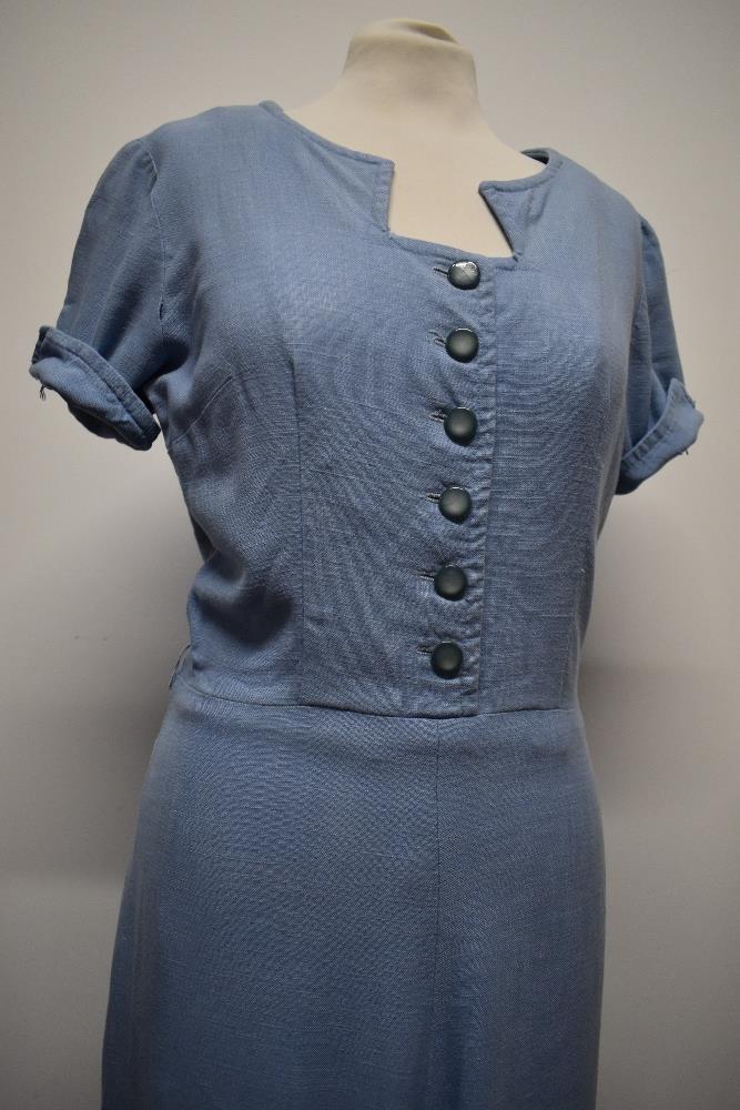 A simple, yet highly effective 1940s blue linen day dress, having side metal zip and button front - Image 2 of 5
