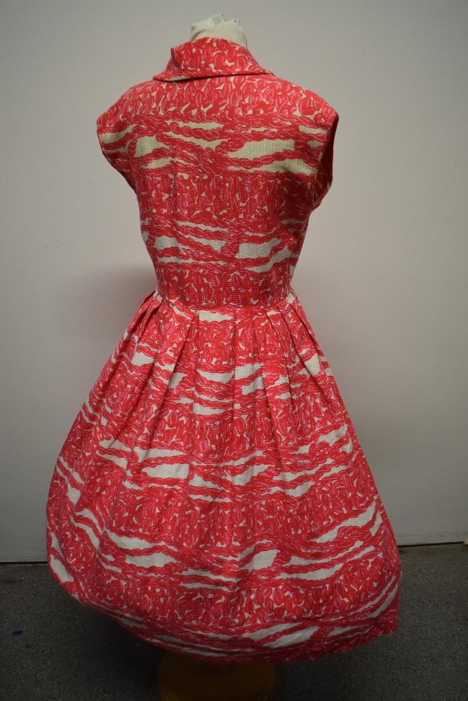 A 1950s medium weight textured cotton day dress, having side zip and fairly full pleated skirt - Image 6 of 8