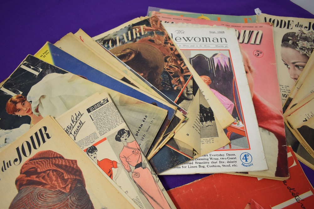 A selection of vintage magazines and ephemera, of fashion interest, including Mode Du jour, Elle and - Image 4 of 7