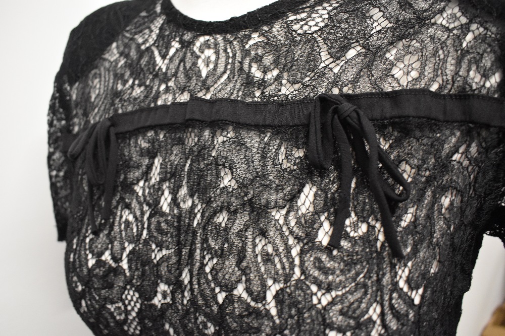 An early 1940s sheer black lace day dress, having bow detail to bust, side press stud fastening - Image 7 of 7