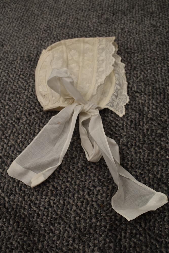 Seven Victorian and Edwardian children's and babies bonnets, including finely embroidered example. - Image 6 of 11