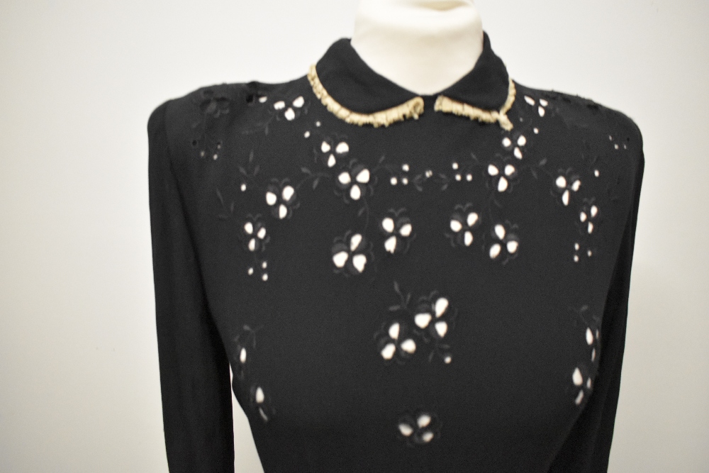 An unusual 1930s/40s day dress of black crepe with floral cut work to bodice and sleeves, lace - Image 3 of 10