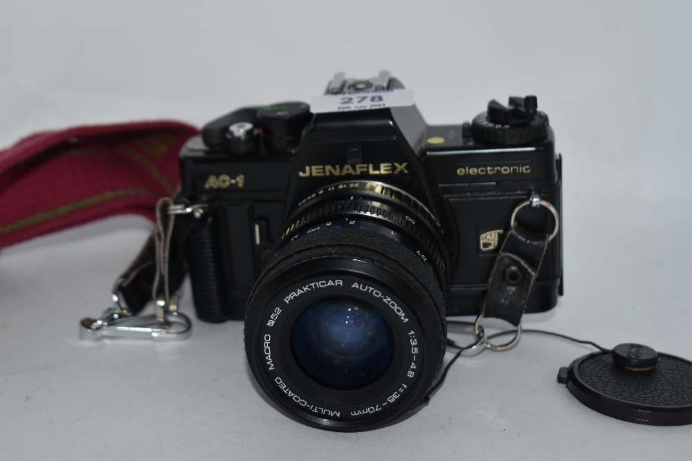 A Carl Zeiss Jena Jenaflex AC-1 camera with Prakticar Auto Zoom 1:3,5-4,8 f=35-70mm lens and a - Image 2 of 2