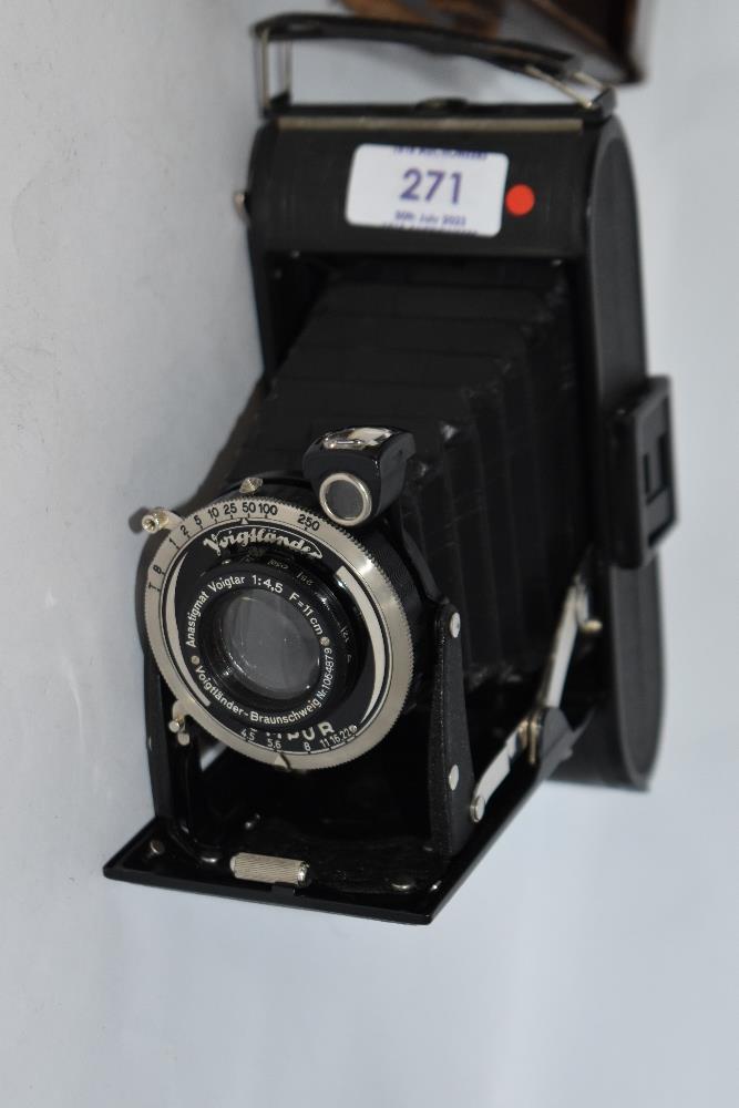 A Voigtlander Bessa folding camera with an Anastigmat Voigtar 1:4,5 F=11cm lens in leather case - Image 2 of 2