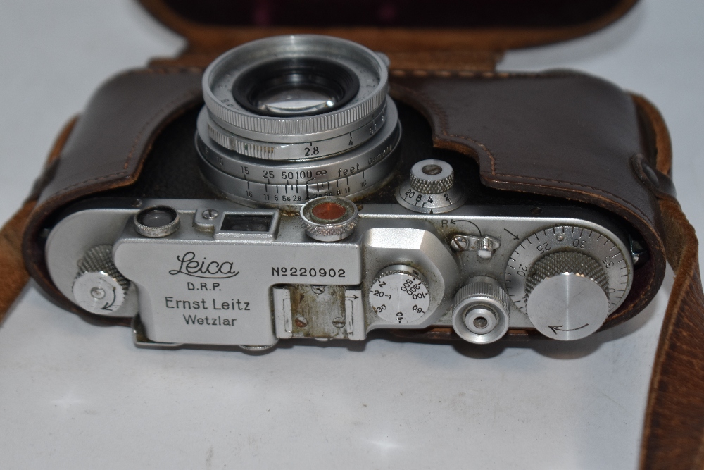 A Ernst Leitz Wetzler Leica III camera No 220902 having Elmar 1:2,8/50 collapsible lens No1670739, - Image 2 of 2