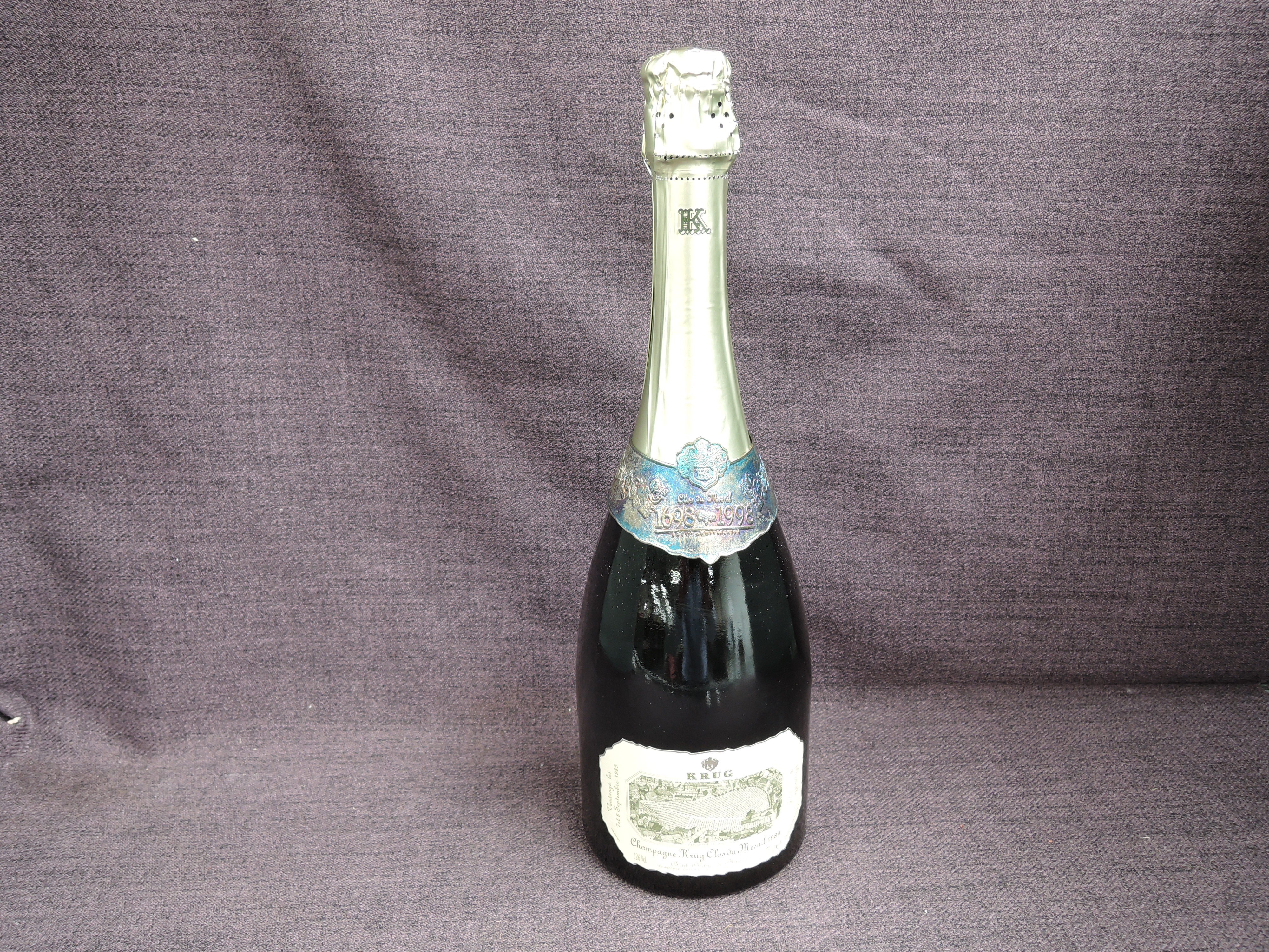 A bottle of Krug Clos Du Mesnil 1989 Champagne, 1698-1998 300 year anniversary, bottle no 07078, 12% - Image 2 of 8