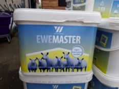 Ewemaster 5 x tubs of high energy and protein feed and mineral buckets to support healthy sheep on