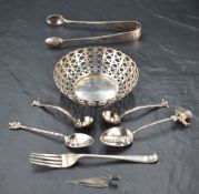 An Edwardian silver dish, of circular form pierced with concentric bands of repeating decoration,