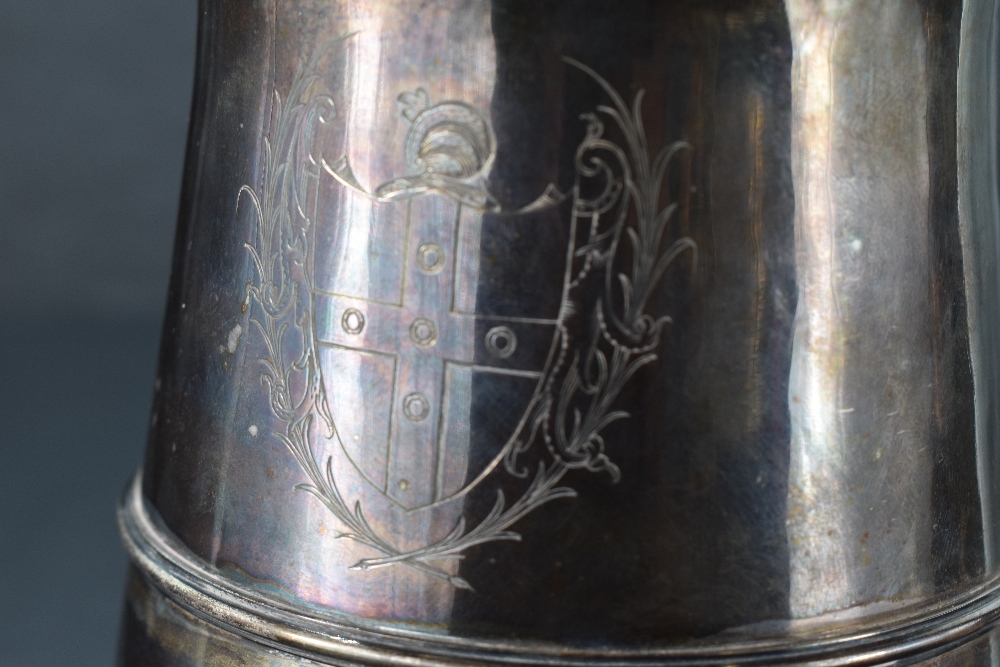 A George III lidded silver tankard, of traditional design, the domed and step-moulded cover with - Image 3 of 5