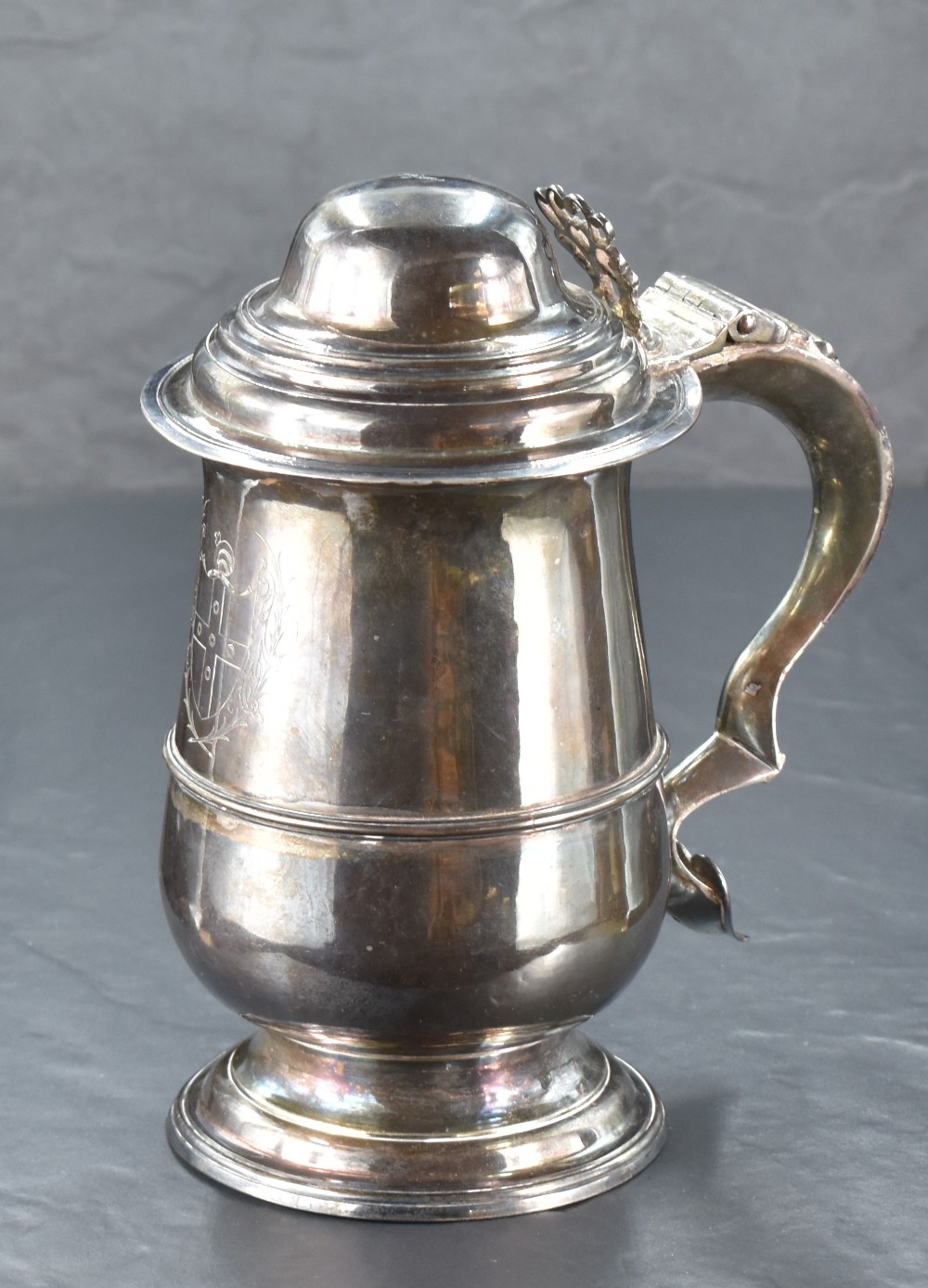 A George III lidded silver tankard, of traditional design, the domed and step-moulded cover with - Image 2 of 5