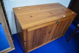 A vintage pine bedding box, width approx. 91cm