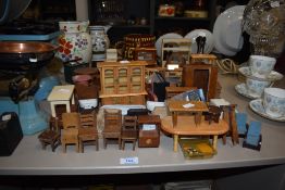 An assortment of vintage dolls house furniture.