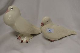 A pair of Portuguese casa pupo ceramic doves.