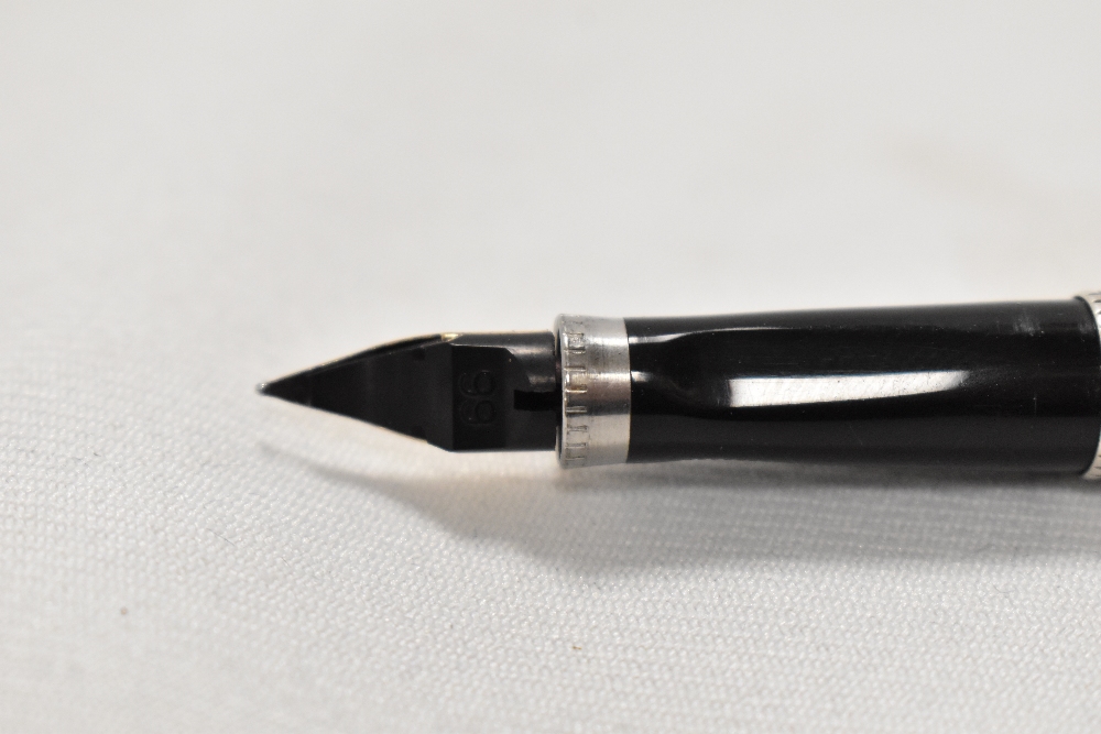 A Parker 75 Ciselle cartridge fountain pen in sterling silver with gold trim having Parker 14k - Image 3 of 3
