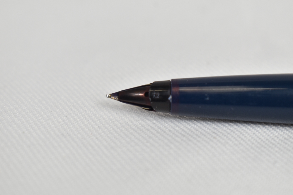 A Parker 45 Deluxe cartridge converter fountain pen in blue. In very good condition - Image 3 of 3
