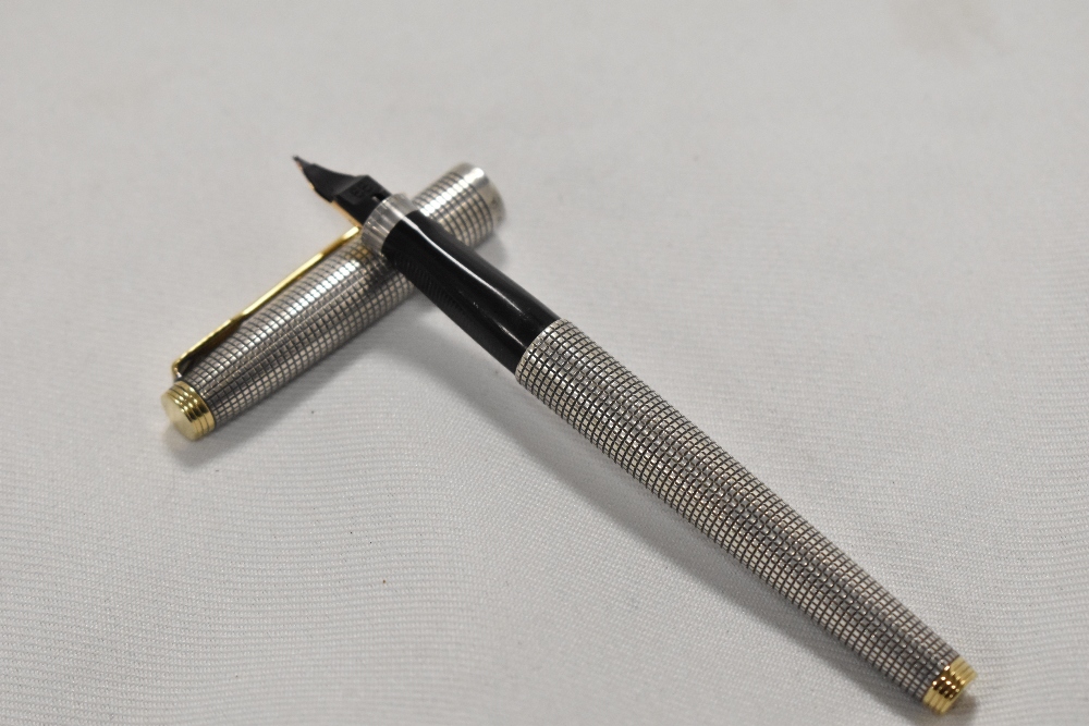 A Parker 75 Ciselle cartridge fountain pen in sterling silver with gold trim having Parker 14k - Image 2 of 3
