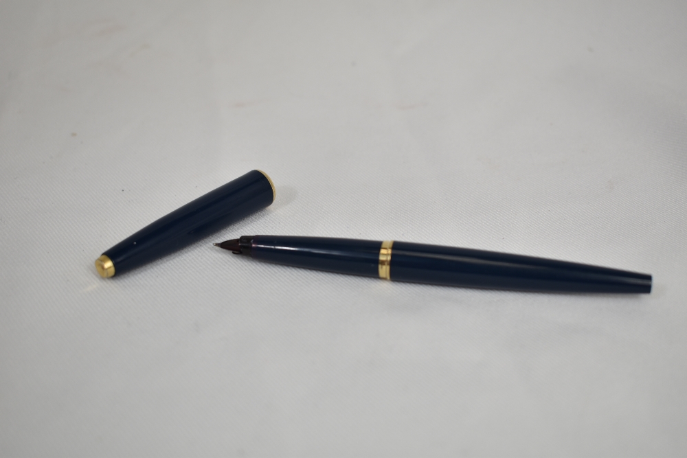A Parker 45 Deluxe cartridge converter fountain pen in blue. In very good condition - Image 2 of 3