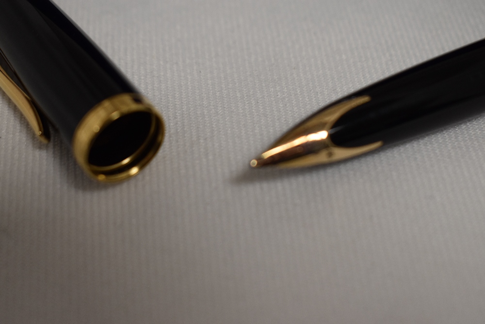 A boxed Waterman Carene cartridge/converter fountain pen in black with gold trim having Waterman 18k - Image 2 of 3