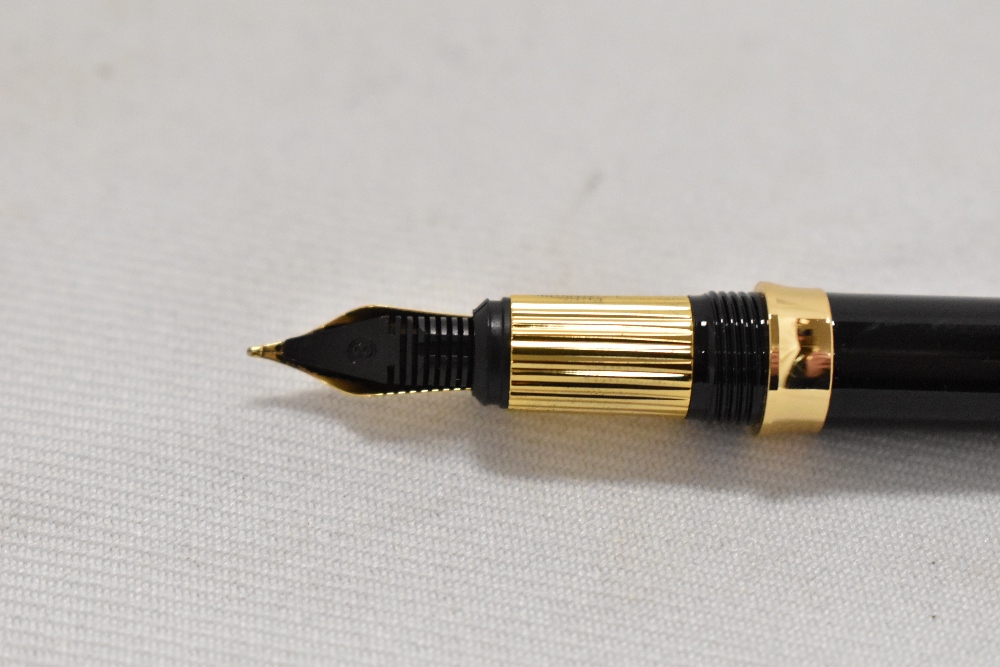 A boxed Ronson fountain pen and rollerball pen in black with gold trim - Image 3 of 3